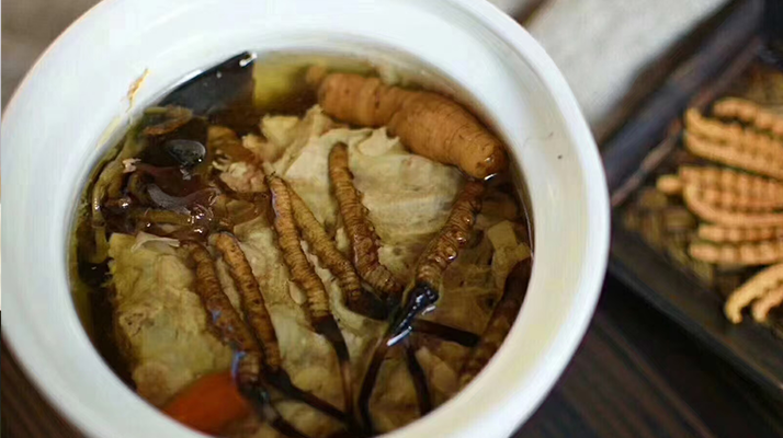 鮮香滋補(bǔ)！鮮冬蟲夏草燉雞湯的美味做法
